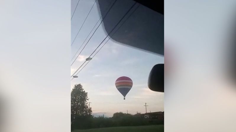Horkovzdušný balon v USA se při přistání střetl s nákladním vlakem